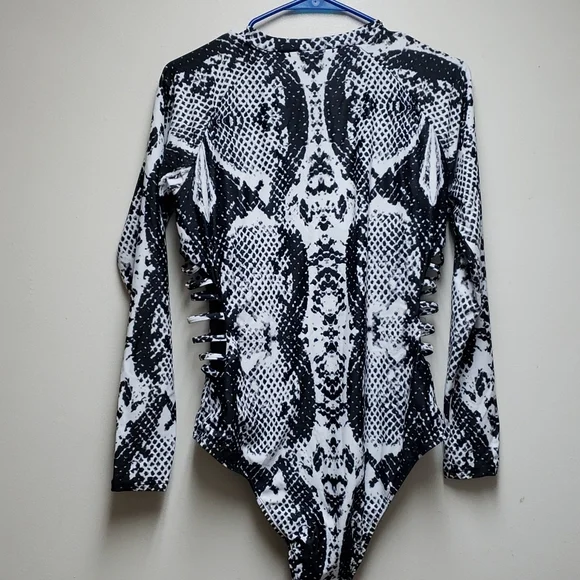 Women's Long Sleeve Snake Print Zipper Cut-Out Rash Guard Swimsuit. - Picture 10 of 11